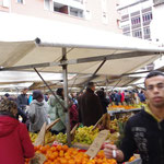 市内の広場で開かれていた市場