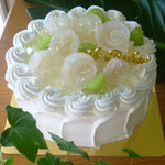 白い薔薇のケーキ（梨をコンポートにして作ります）