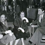on the set of 'The Mudlark' with visitors Bebe Daniels and Gregory Peck