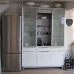 Kühlschrank und Küchenschrank mit Nespressomaschine