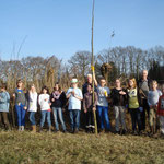 Naturkunde AG der Lise-Meitner Schule beim Bau einer Benjes-Hecke (6.3.2013)