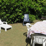 La terrasse au soleil avec le barbecue.