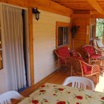 La terrasse tout le long du gîte Buste D'or.