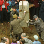 Am Schönwappenweg bei Lauenhain wurde 1994 gemeinsam mit Schülern aus Thüringen und Bayern an der bayerischthüringischen Landesgrenze ein neuer Wappenstein gesetzt. Das ist lebendiger Geschichtsunterricht vor Ort.