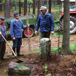 In Absprache mit dem Vermessungsamt und dem Forstamt wurden zusammen mit Feldgeschworenen in den 1980er Jahren historische Grenzsteine des Grenzzuges in der Hängeleite bei Buchbach restauriert und wieder aufgerichtet.