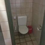 In den zwei Baderäumen sind WC, Dusche und jeweils ein Trog fürs Zähneputzen vorhanden