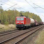143 911-6 müht sich die Steigung bis zum Scheitelpunkt mit ihren Güterzug über den hohen Fläming – Borne km 72,6 am 14.10.2009