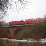 Der km 73,0 ist erreicht. Hier ist der einzige Viadukt im hohen Fläming. 143 065-1 mit RE7 am 27.01.2009