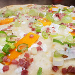 Flammkuchen Kürbis Feige Ziegenkäse und Speck