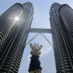 avec les tours Petronas (Malaysie)