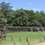 hilera de garudas en la Terraza de los Elefantes de Angkor