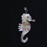 Pendentif nacre de troca hippocampe