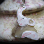 Pendentif nacre éléphant crée dans le Var