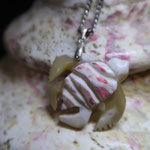 Pendentif nacre tortue crée dans le Var