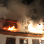 Flammen schlagen aus dem Dachstuhl