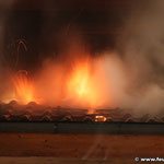 Flammen schlagen aus dem Dachstuhl