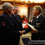 OBM Franz Platzer und HFM Manfred Schmid erhalten die Urkunde und das Feuerwehr-Ehrenzeichen des Landes Baden-Württemberg in Gold für 40 aktive Dienstjahre