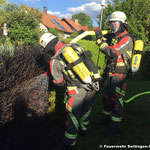 Angriffstrupp führt Nachlöscharbeiten durch