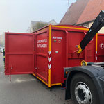 Abrollbehälter Bauunfall der Feuerwehr Spaichingen an der Einsatzstelle Bild: Feuerwehr Trossingen