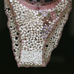 Mosaïque et vieilles dentelles - 0,35 m x 0,35 m - 500g - Pâte de verre, blanc de camare, perles, améthystes, boutons de nacre
