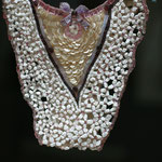 Mosaïque et vieilles dentelles - 0,35 m x 0,35 m - 500g (Pâte de verre, blanc de camare, perles, améthystes, boutons de nacre)