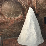 ZU FLUCHT  Kokon aus Seidenpapier  GMA 2023 Kunstverein Wismar 