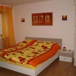 Panorama-Schlafzimmer - Blick aufs Doppelbett 1,80m x 2m