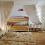 Panorama-Schlafzimmer - Blick auf das Etagenbett 90cm x 2m u Baby-Gitterbett