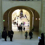 IM Inneren des Louvre 2