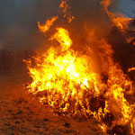 Die Fackeln der Kinder haben das Osterfeuer entzündet © Freiwillige Feuerwehr Cuxhaven-Duhnen