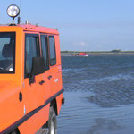 Der Unimog der BF. mit dem Rettungsboot rückt an © Freiwillige Feuerwehr Cuxhaven-Duhnen