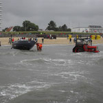 Bergung eines gestrandeten Segelboot vom Duhner Strand / © Freiwillige Feuerwehr Cuxhaven-Duhnen 