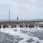 Auch der Sahlenburger Priel hat sich über die Jahre stark verändert. Trotz Barrikade ist das Material mittlerweile stark verteilt. In der Mitte eine tiefe Lunke © FF.Cuxhaven-Duhnen