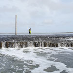 Auch der Sahlenburger Priel hat sich über die Jahre stark verändert. Trotz Barrikade ist das Material mittlerweile stark verteilt. In der Mitte eine tiefe Lunke © FF.Cuxhaven-Duhnen