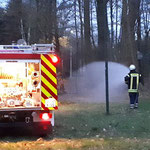 Das Stickenbütteler TLF hat mit der Brandbekämpfung begonnen © Freiwillige Feuerwehr Cuxhaven-Duhnen