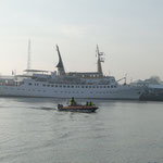 Franz Mützelfeldt vor der Atlantis im Fährhafen / © Freiwillige Feuerwehr Cuxhaven-Duhnen