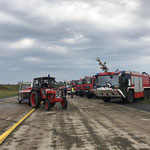 Gerda vor den Flugfeld-Löschfahrzeugen © Freiwillige Feuerwehr Cuxhaven-Duhnen