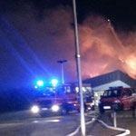 Unser TSF-W vor der brennenden Halle / © Freiwillige Feuerwehr Cuxhaven-Duhnen
