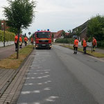 Abstreuen der Ölspur mit Bindemittel - das TSF-W sichert ab © Freiwillige Feuerwehr Cuxhaven-Duhnen
