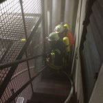 Jetzt gilt es diese über den Treppenaufgang ins Freie zu befördern und an den Rettungsdienst zu übergeben / © Freiwillige Feuerwehr Cuxhaven-Duhnen