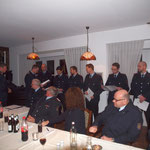 Jörn Brütt ernennnt die Anwärter zu Feuerwehrmännern © Freiwillige Feuerwehr Cuxhaven-Duhnen