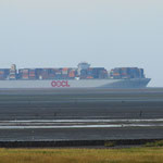 Kleiner Trecker vor Großem Schiff, entlang der Priele / © Freiwillige Feuerwehr Cuxhaven-Duhnen