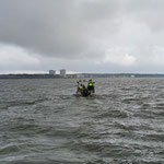 Unser Boot hat zwei Gerettete übernommen und bringt sie zum Sahlenburger Strand © FF-Duhnen