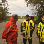 Kurzes Gespräch vor der Abfahrt © Freiwillige Feuerwehr Cuxhaven-Duhnen