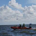 Das Führungsboot HERMANN SCHRADER, dahinter der RESCUE - JET und der SAR Hubschrauber © FF-Duhnen