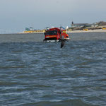 Der Wattrettungsunimog der BF kommt mit dem zweiten Boot © Freiwillige Feuerwehr Cuxhaven-Duhnen