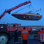 Auch so geht es manchmal rein oder raus aus dem Wasser / © Freiwillige Feuerwehr Cuxhaven-Duhnen