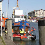 Die Sperre ist um den Schlepper gelegt  / © Freiwillige Feuerwehr Cuxhaven-Duhnen