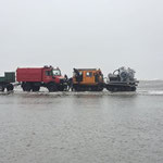 Zwischendurch steckte unser Unimog kurz fest, so dass der Hägglunds ihn befreien musste. Der Wattboden ist unberechenbar © FF-Duhnen-Stickenbüttel 