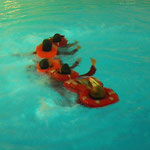 Schwimmen in Formation mit Rettungsweste © Freiwillige Feuerwehr Cuxhaven-Duhnen